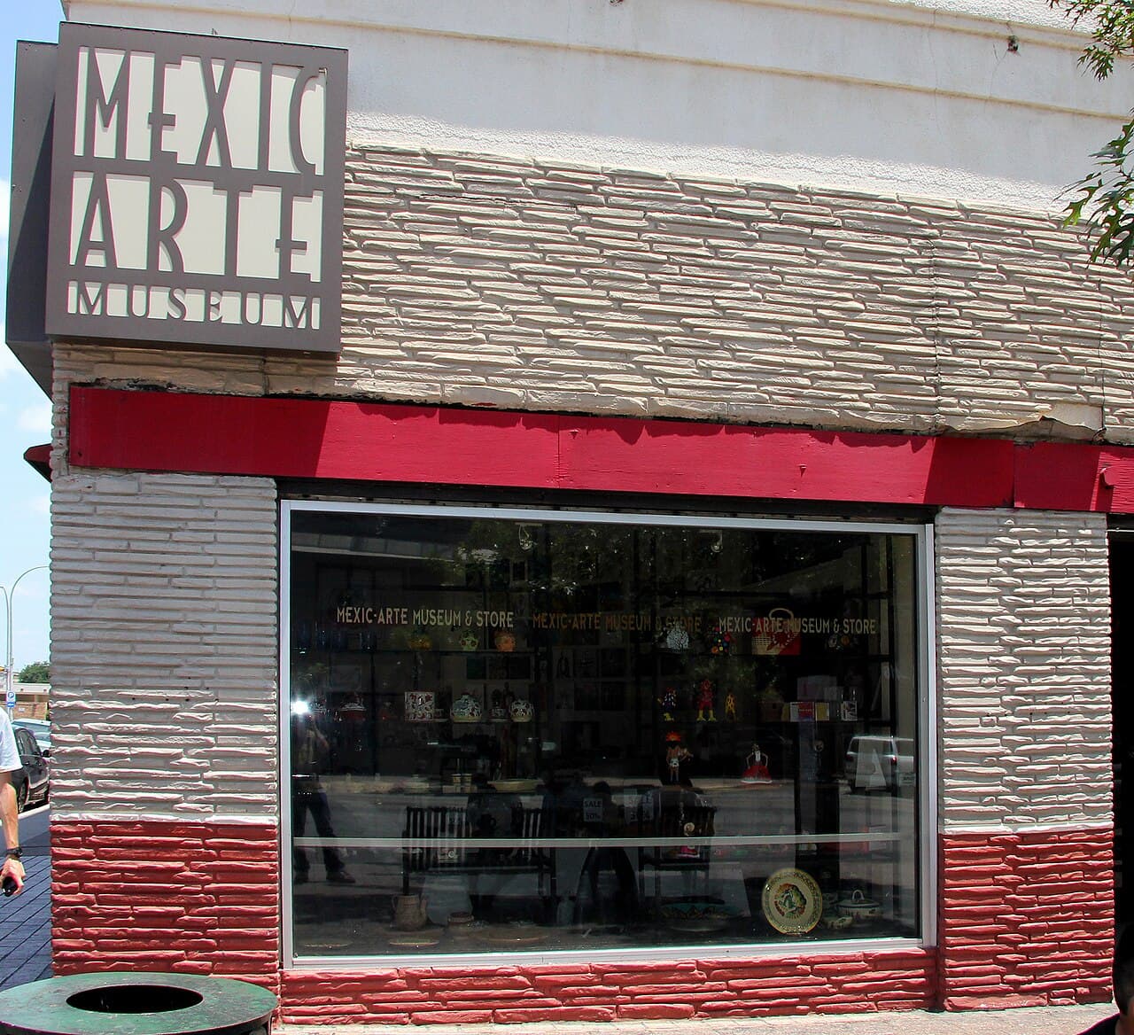 Mexic-Arte Museum, where Rosas y Revelaciones is on view